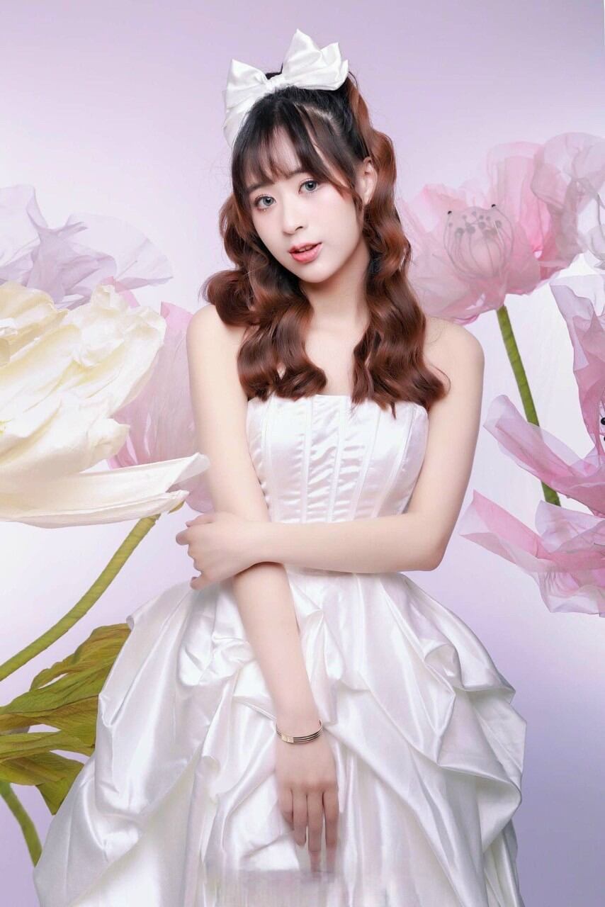 ĐẦM XÒE TÔM CUP BÍ