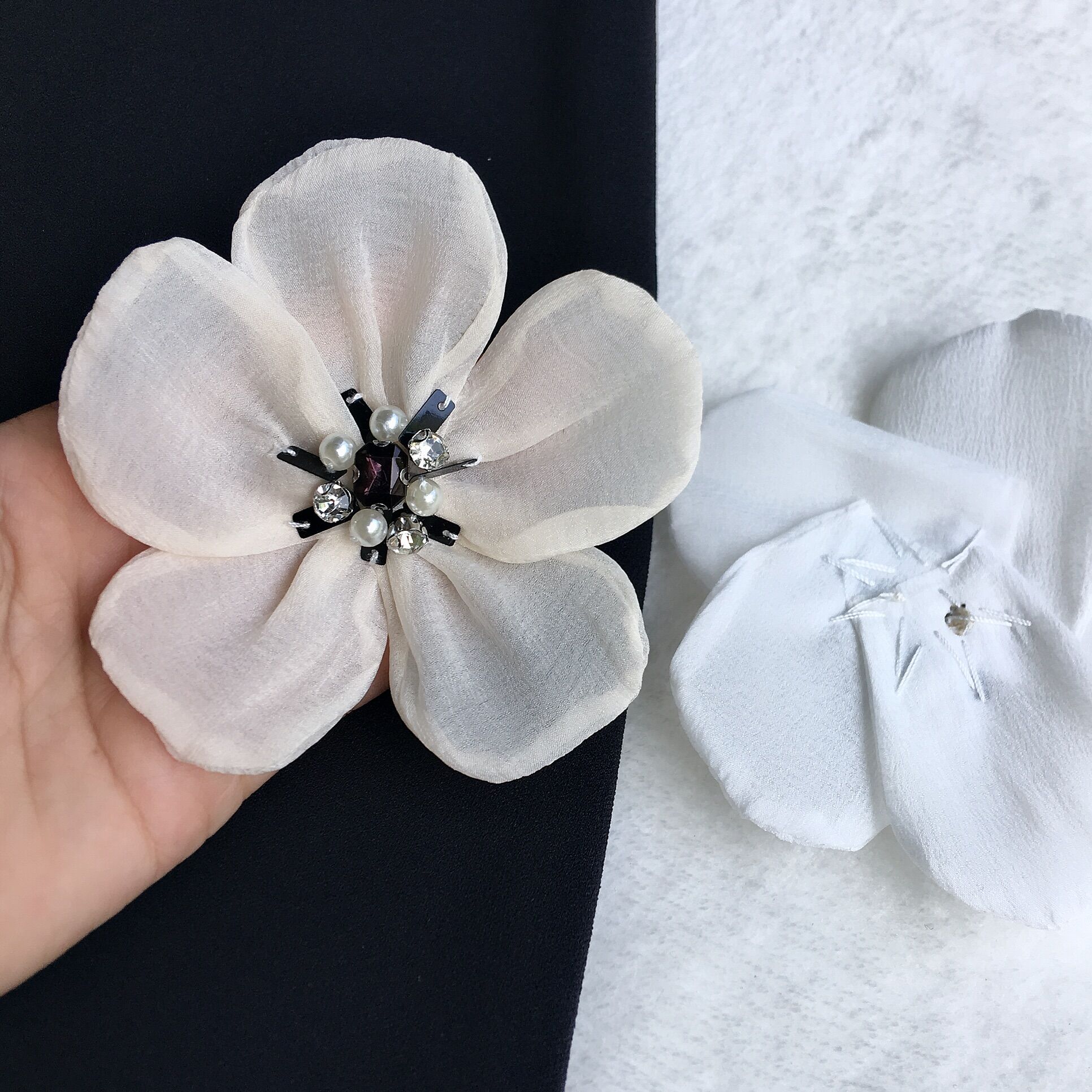 1 HOA TRANG TRÍ CÓ ĐÍNH ĐÁ SIZE TẦM 8cm