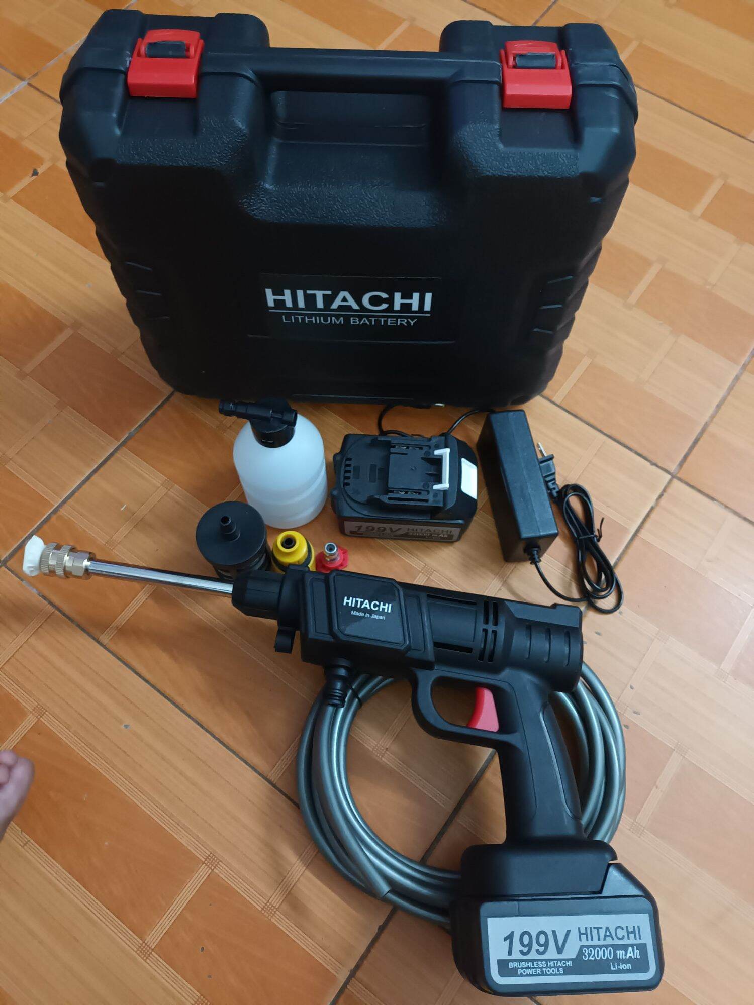 Máy rửa xe chạy pin hitachi 199v lõi đồng100%