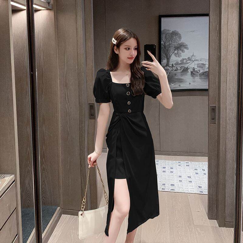 Váy xẻ tà cổ vuông