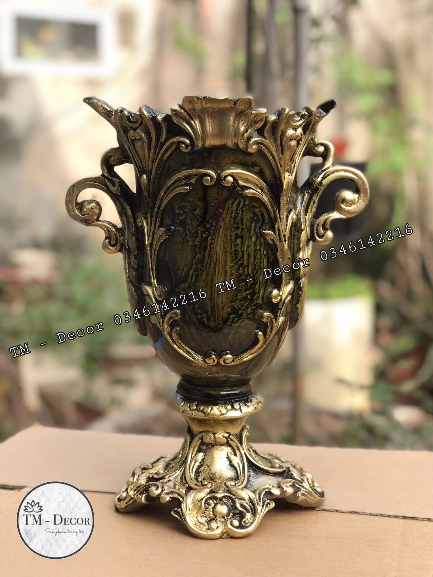 Bình hoa cắm lông công và hoa khô