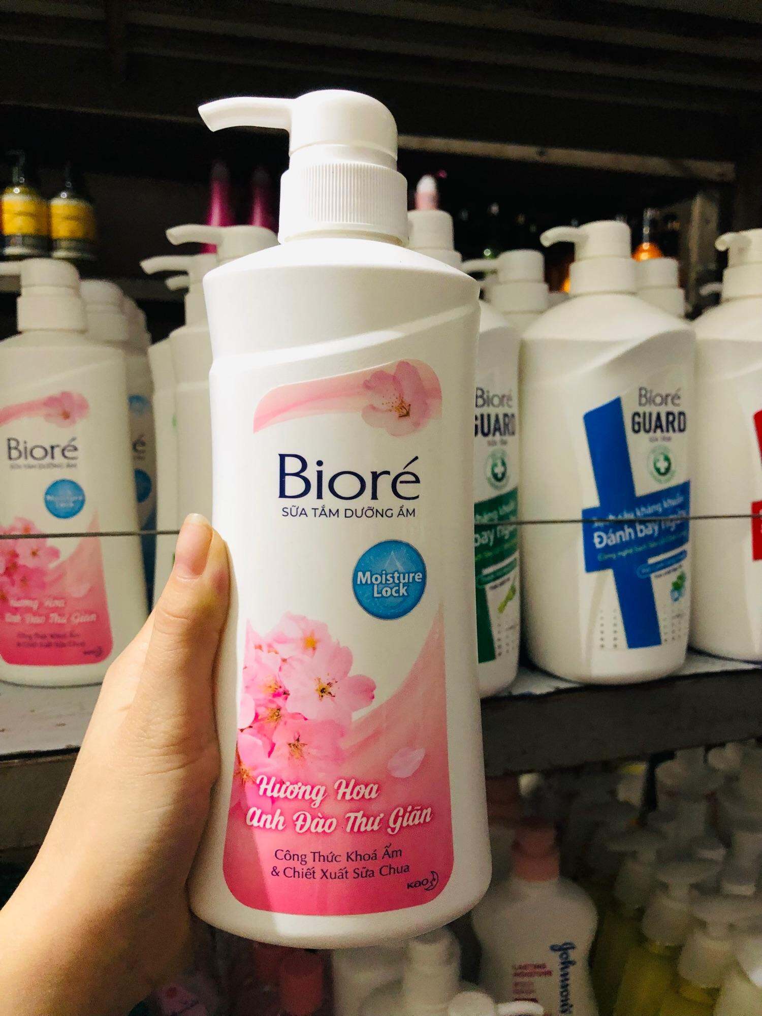 Sữa Tắm Biore,Dưỡng Ẩm Mịn Da,sáng da,Hương hoa anh đào thơm ngát 530ml