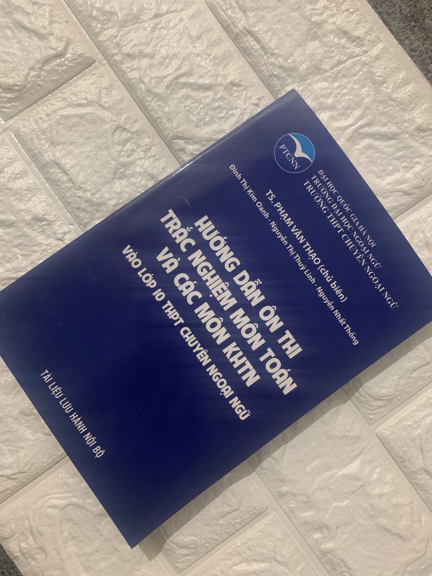 Sách - Hướng dẫn ôn thi Trắc nghiệm môn Toán và các môn KHTN vào lớp 10 THPT chuyên Ngoại ngữ