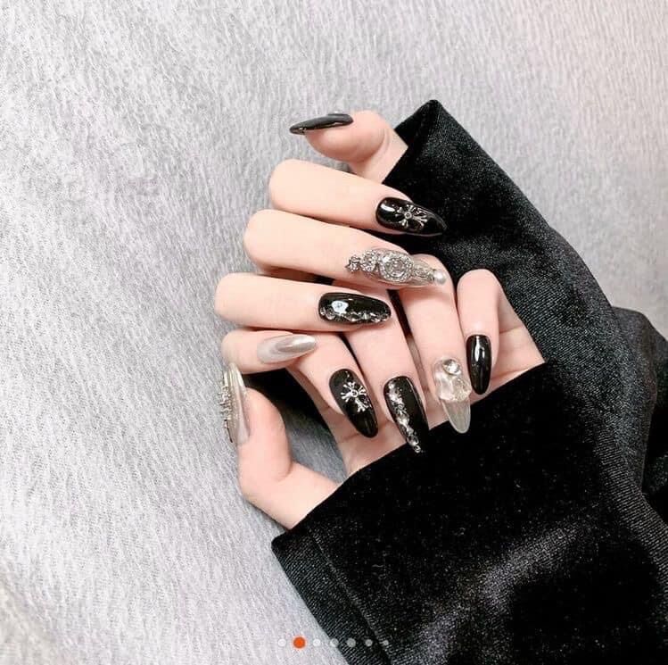 Mẫu nail tone đen đính charm