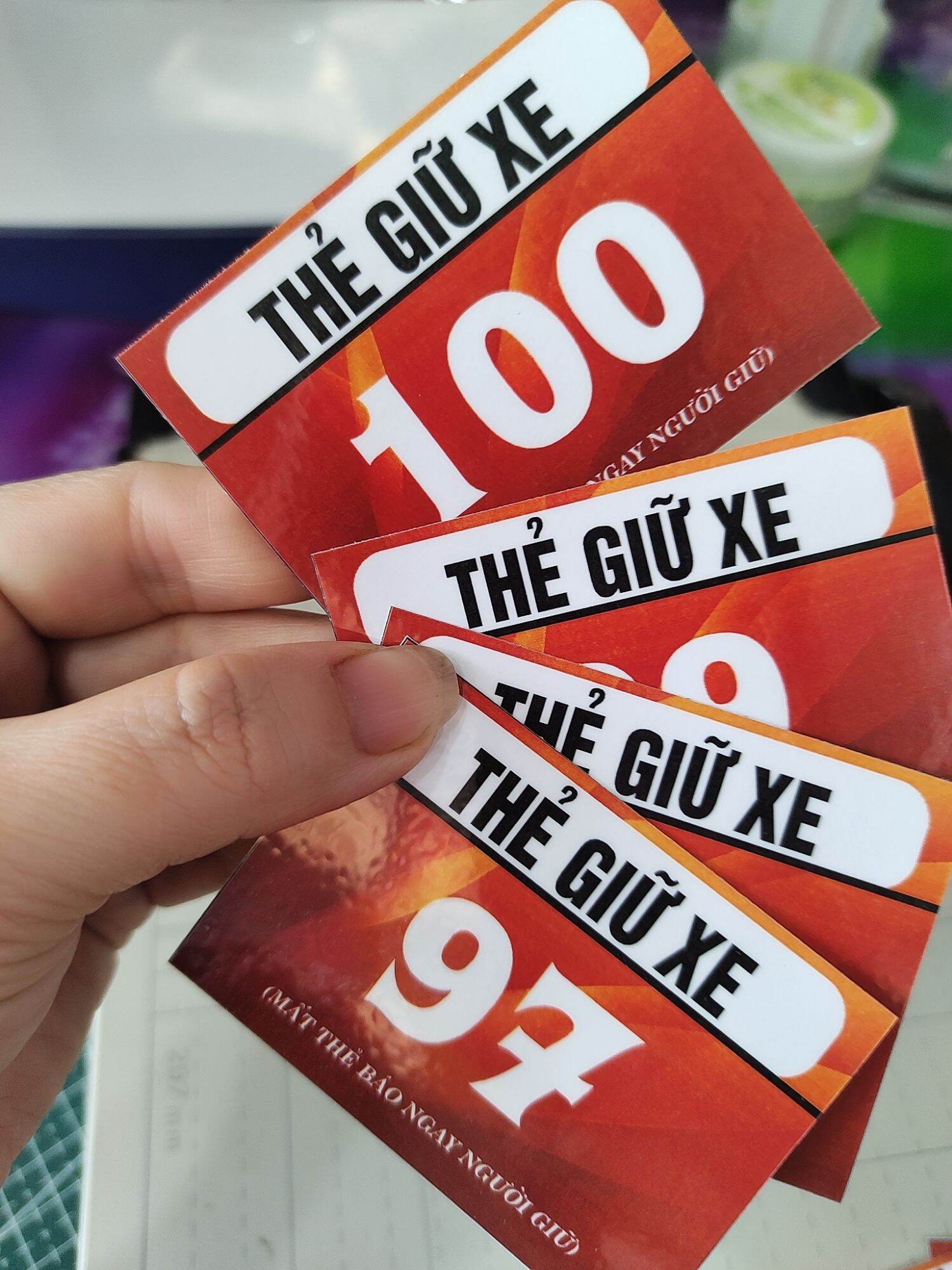 100 thẻ giữ xe, chỉ in số. 7x5cm. ép plastic