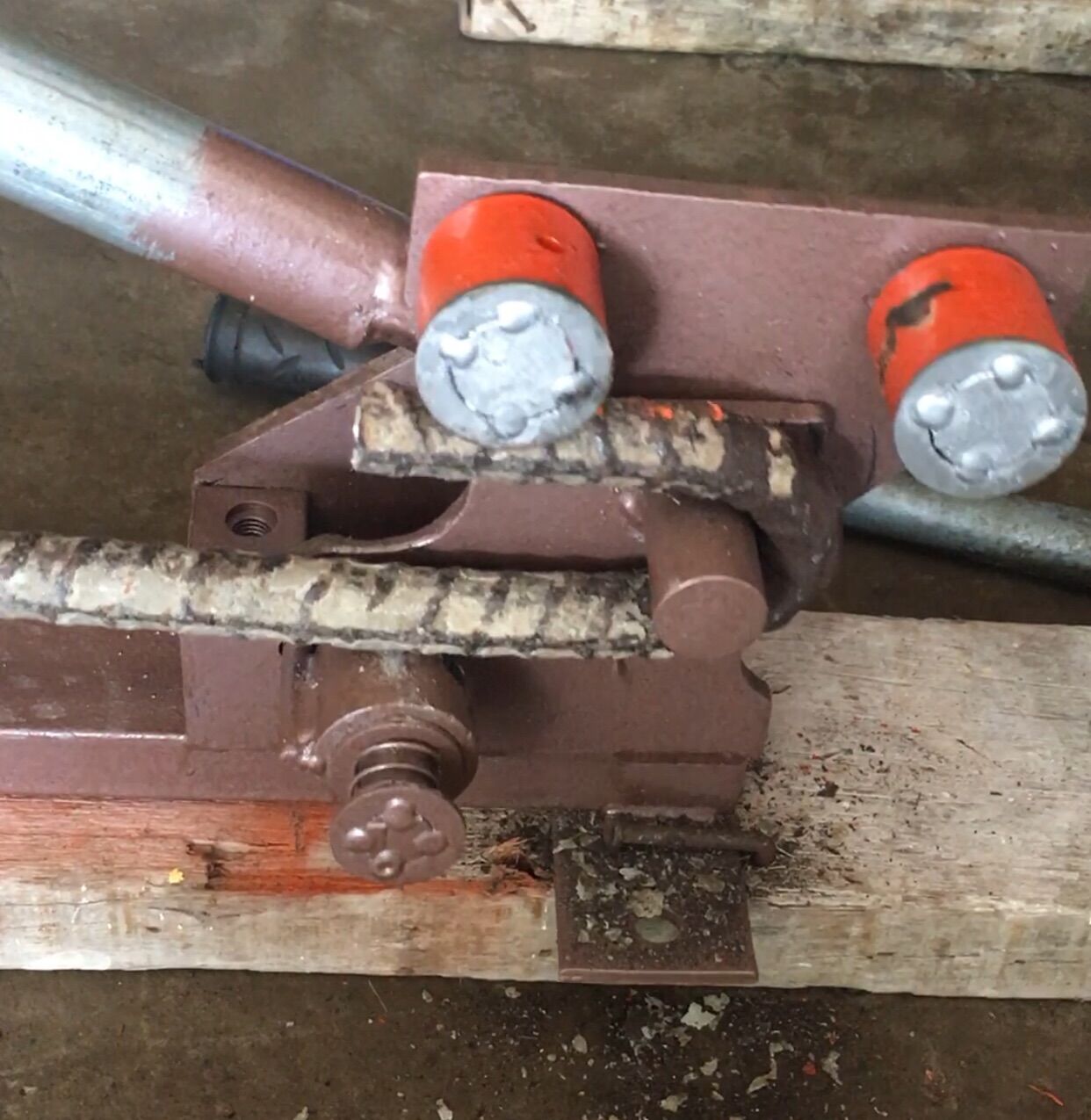 Bàn uốn sắt cây 10 đến 18
