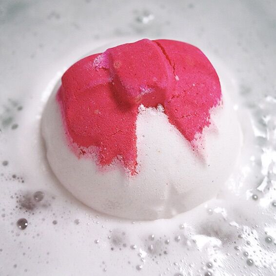 Bom tắm LUSH - jingle bell bath bomb