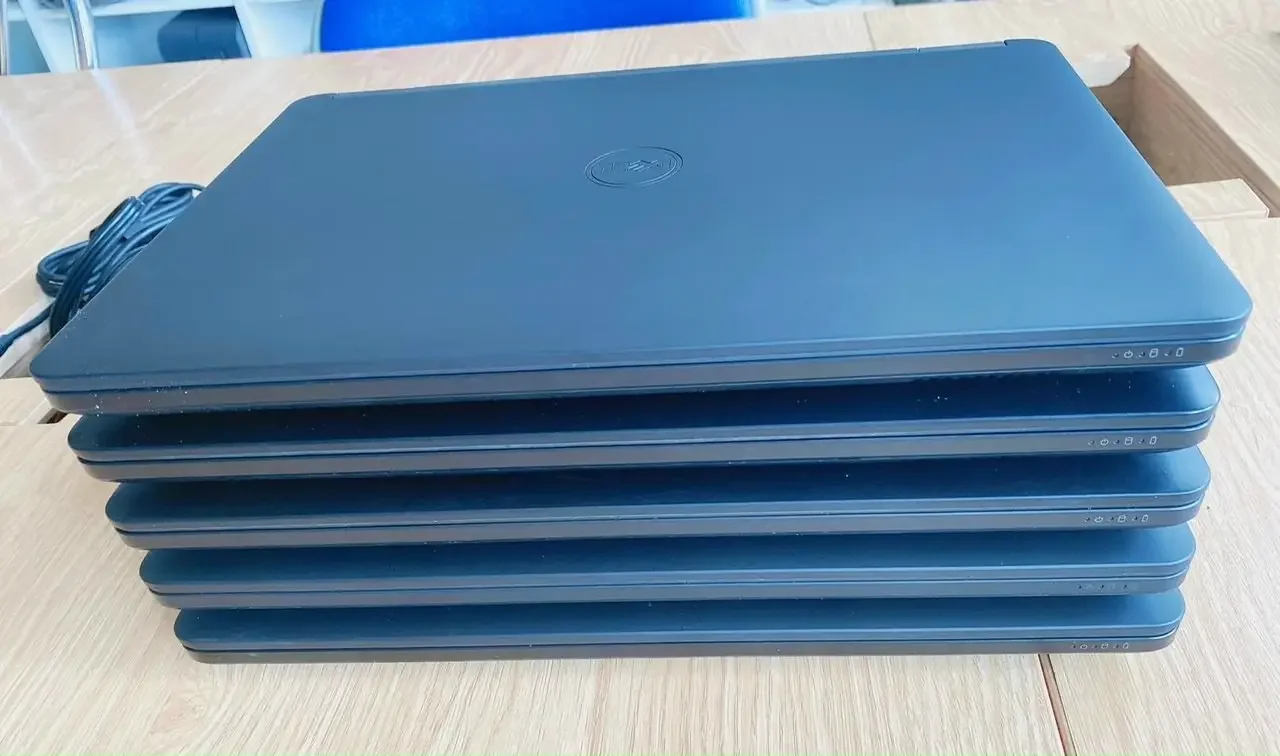 Dell Latitude E5270: i5-6300U, Ram 4Gb, M2 128Gb, 12,5”.