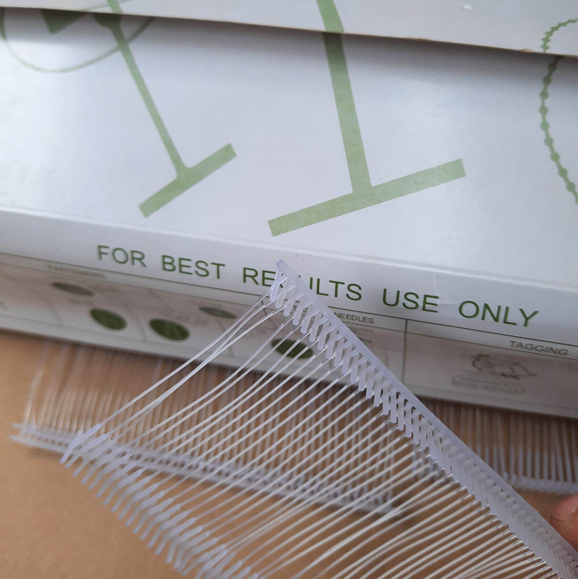 5000 cái ti nhựa mác-dây cước gắn mác.