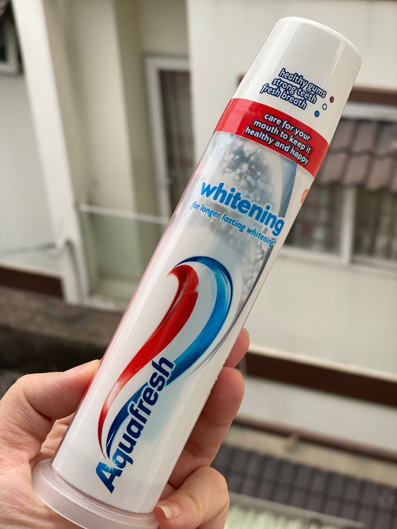 Kem đánh răng ống Aquafresh 100ml cho người lớn