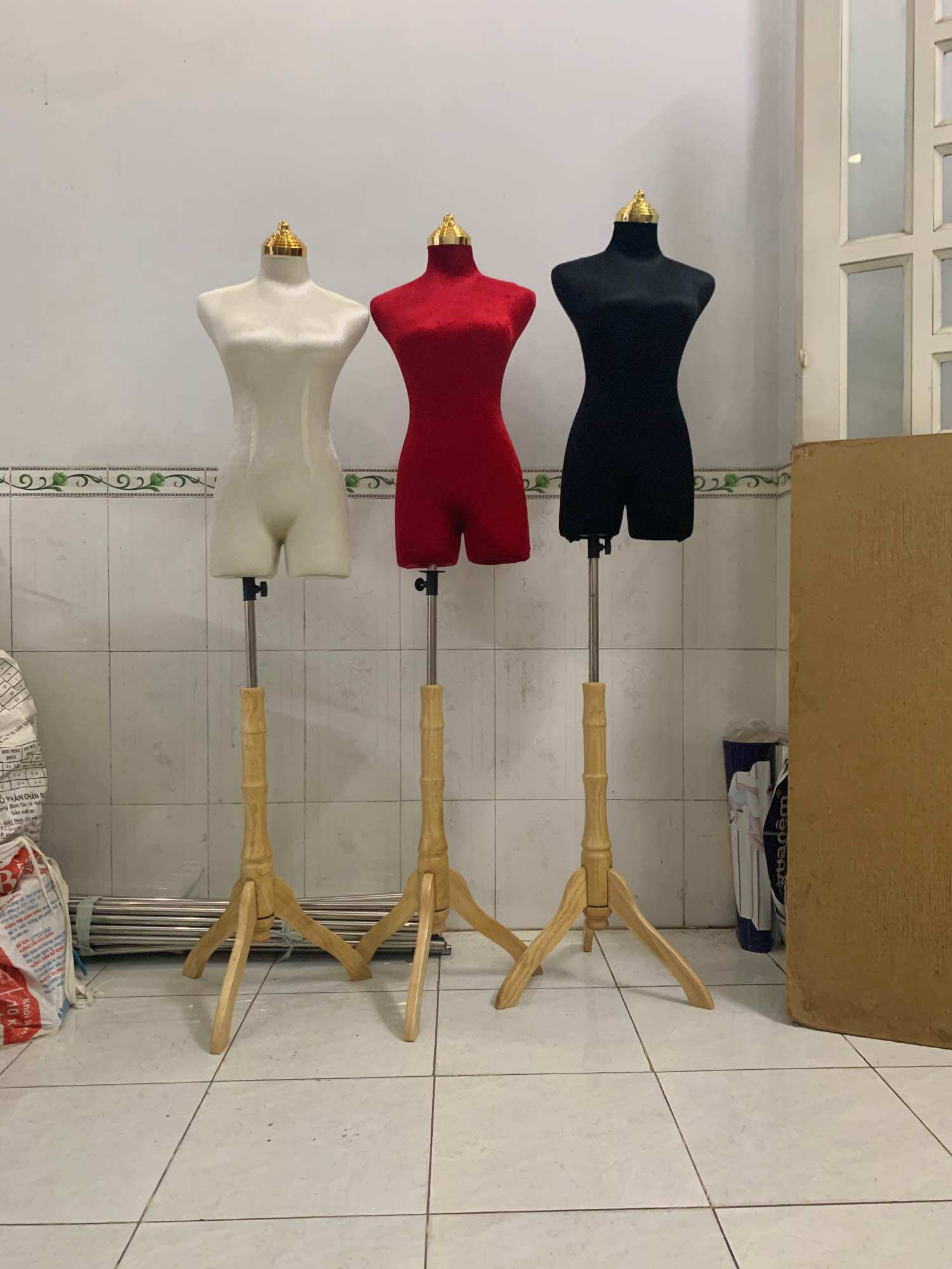 Manocanh nhung nữ đầu mạ vàng đế gỗ size M