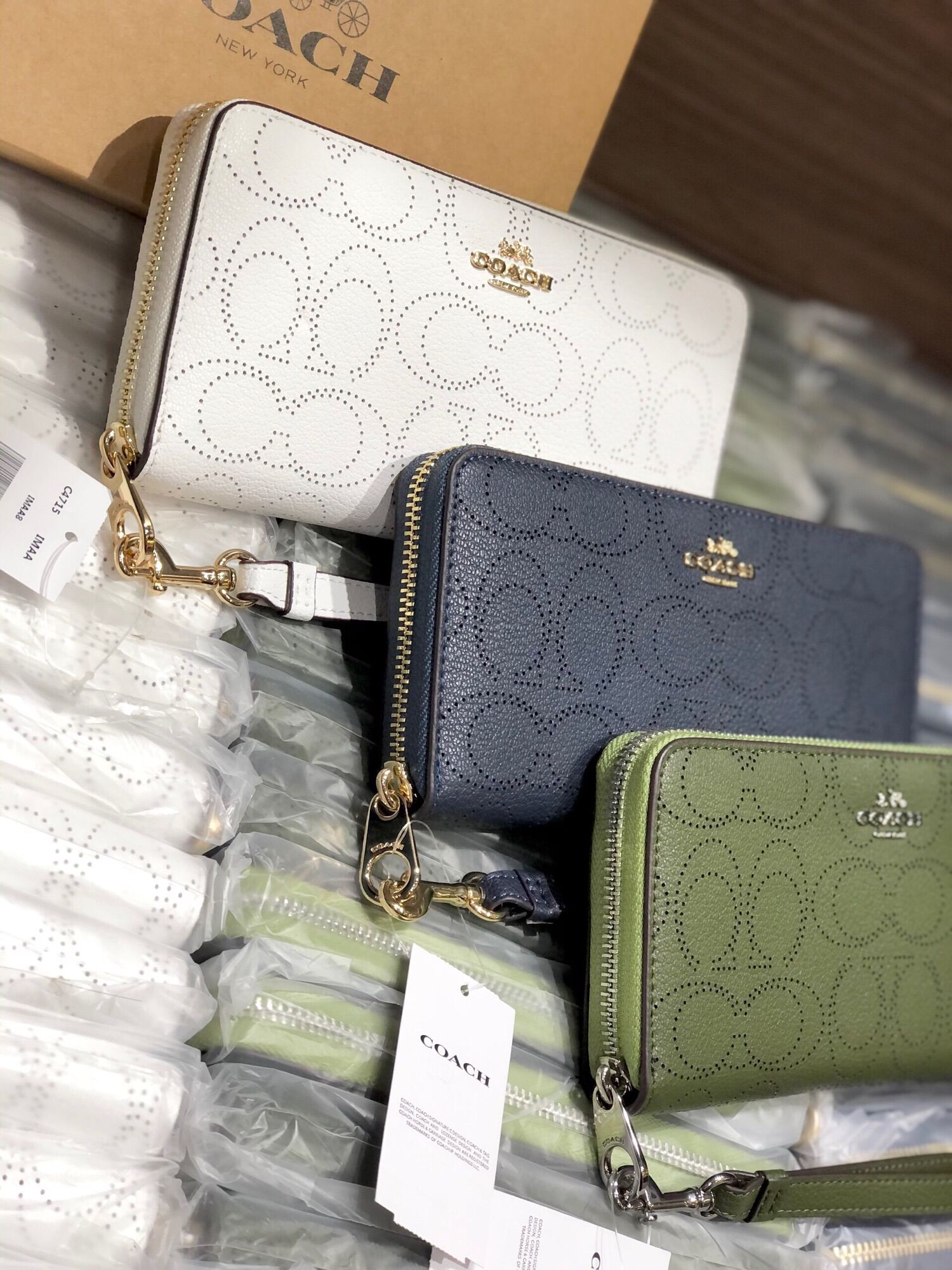 Ví Coach Long Zip hoạ tiết nổi bật