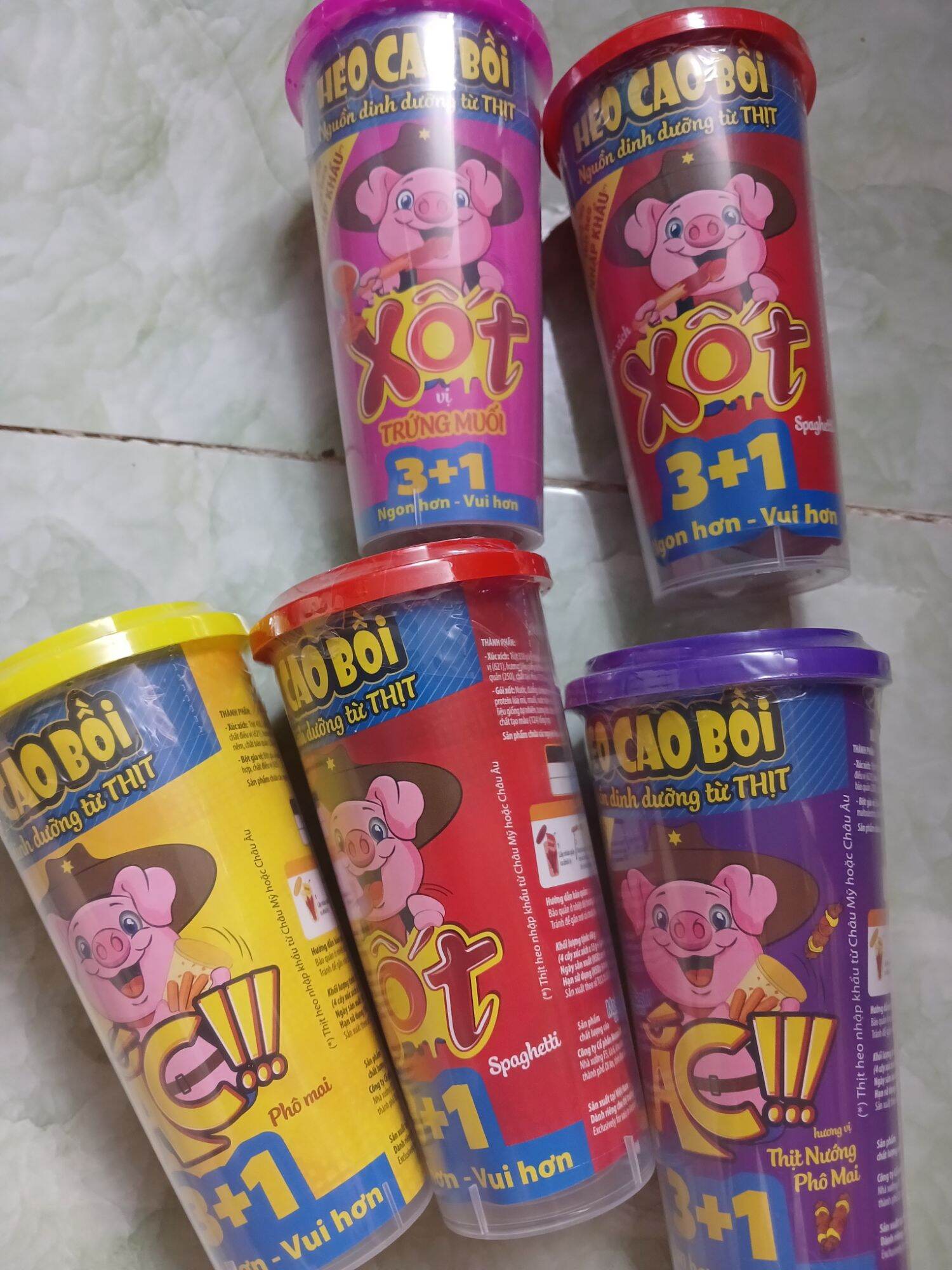 Xả kho xúc xích lắc vị phô mai và vị  chấm sốt