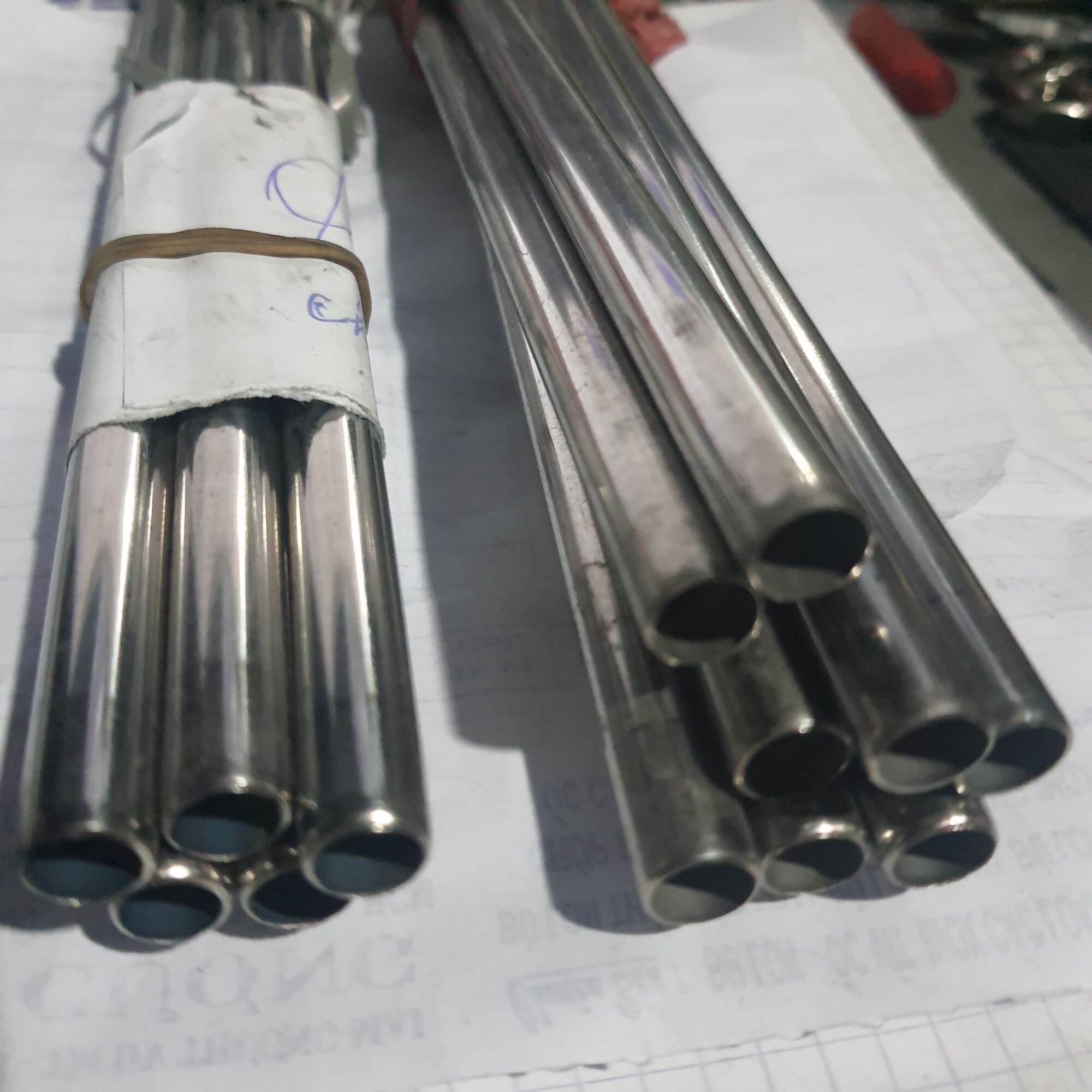 Nhận cắt ống inox tròn o10mm dày 8dem (0.8mm), lọt lòng trong còn 8mm  dùng làm ống sáo diều , ống dẫn hơi , dẫn khí , hoặc làm ống hút uống nước , làm cửa chặn em bé ......vệ sinh , sạch sẽ , tiện dụng . Inox 201 và