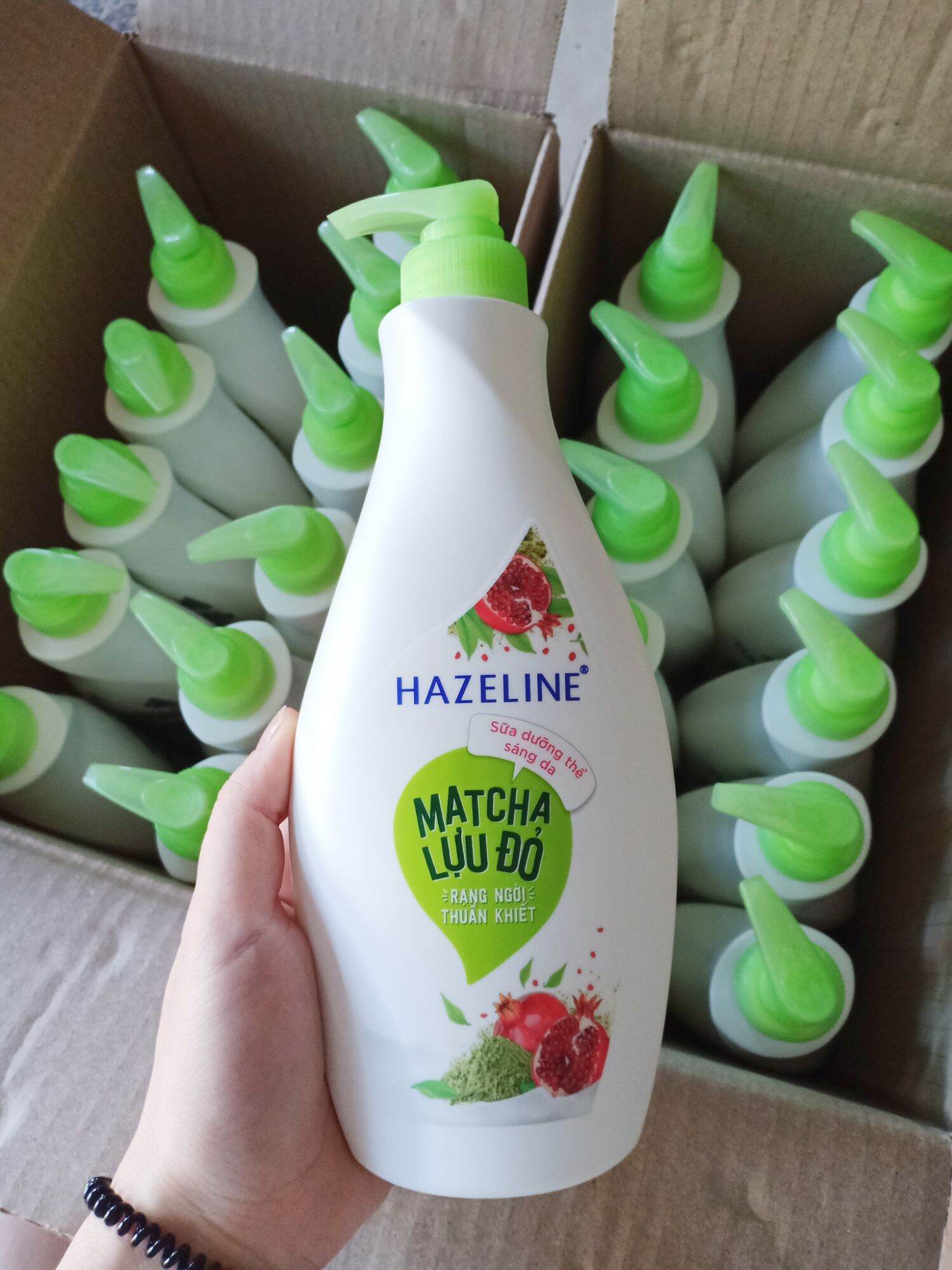 Sữa Dưỡng Thể Làm Sáng Da Matcha & Lựu Đỏ HAZELINE 370ml