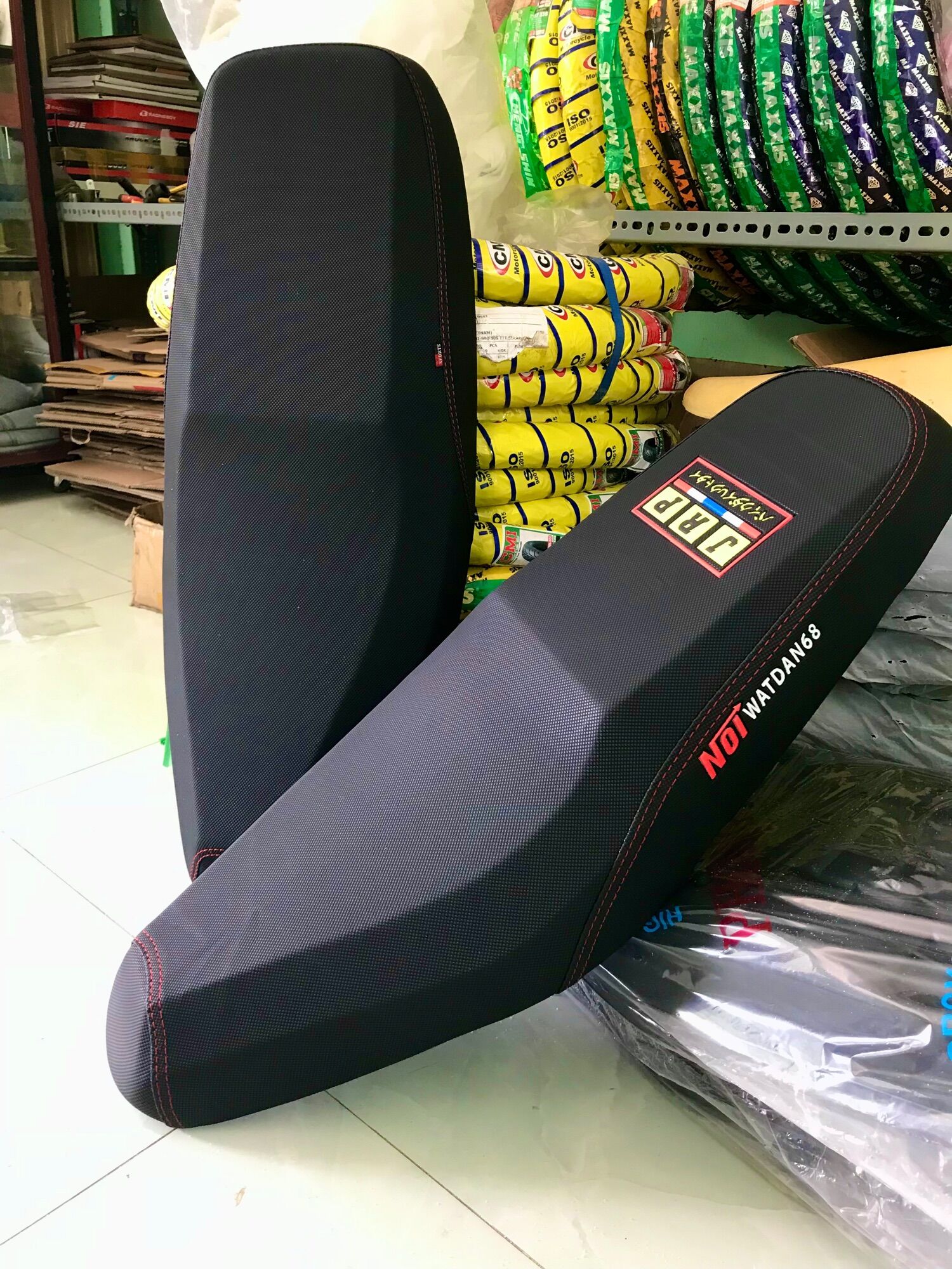 Small 2-Storey Wave-Shaped Saddle. Wave A110 Tq. There Are Foam and Leather Saddle Pads.