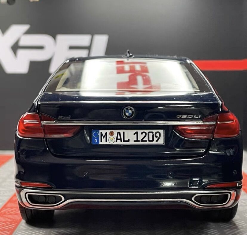 Mô hình xe BMW 750i tỉ lệ 1:18