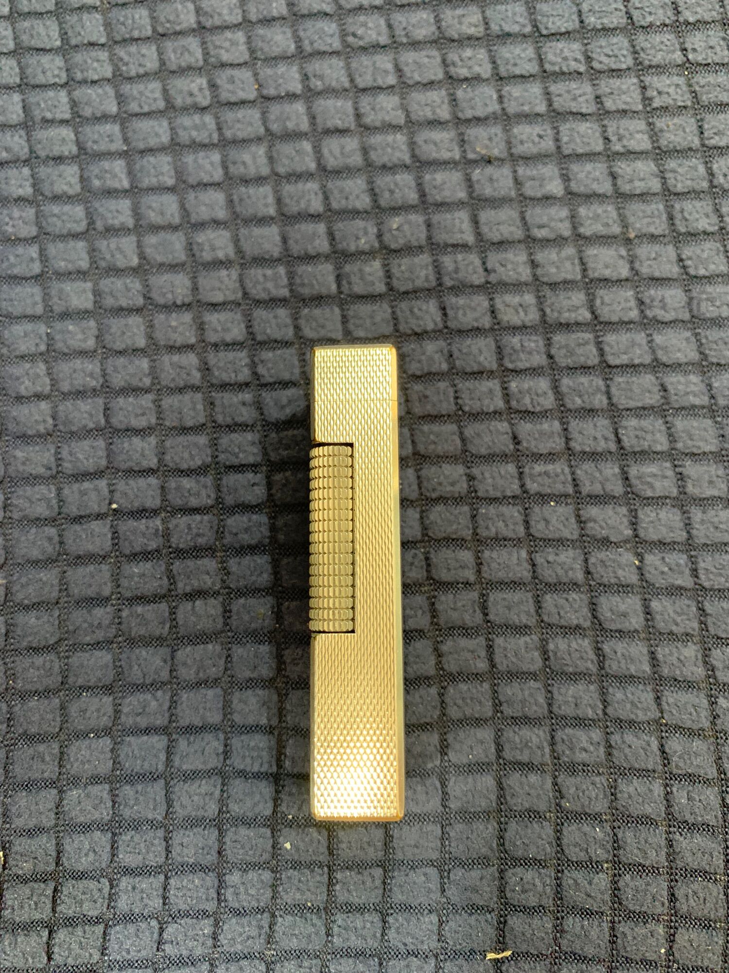 Bật lửa Dunhill bọc bạc khối.