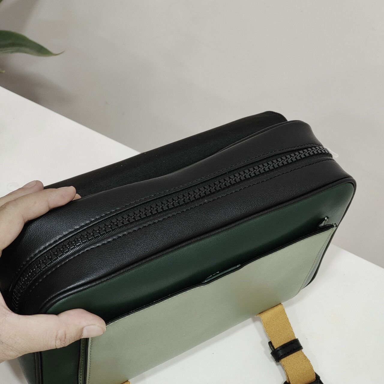 Túi đeo chéo nam Coach Track Corssbody
