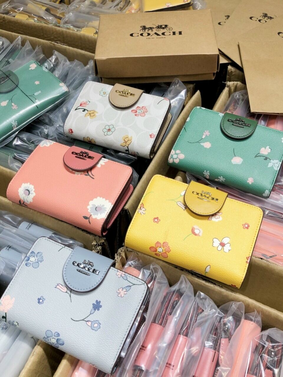 Ví coac*h gài medium corner zip siêu xinh