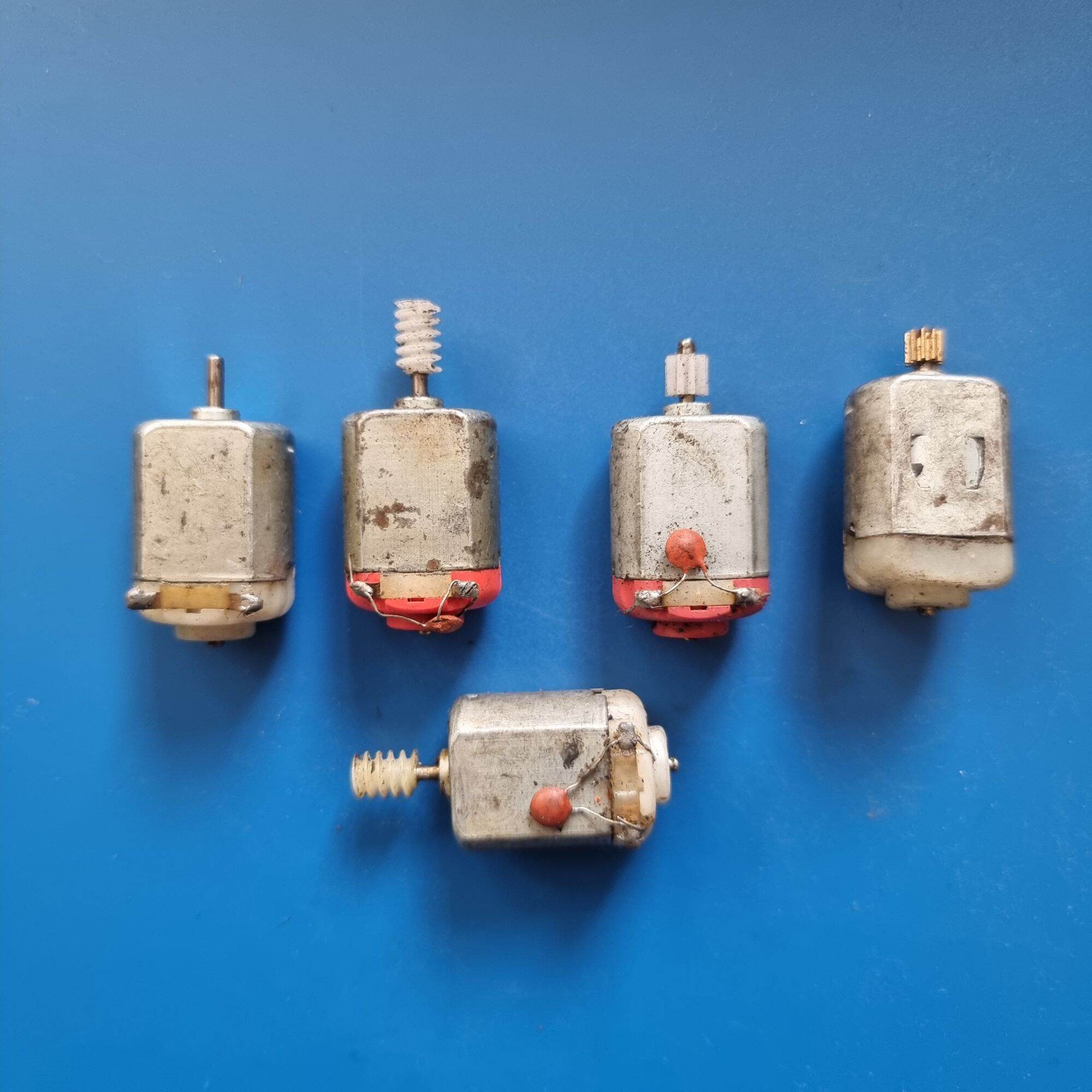 5 cái motor 130  tháo trong đồ chơi