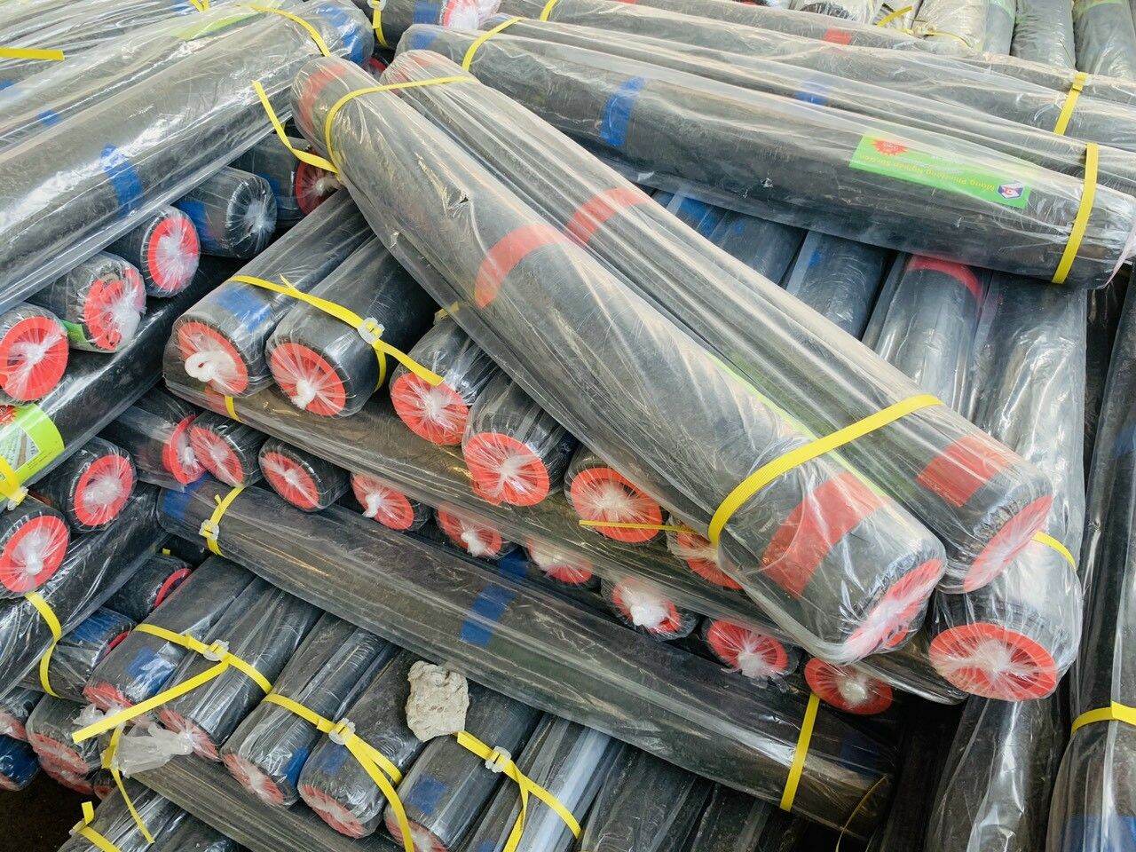 Nilong lót sàn đổ bê tông màu đen màng PE nguyên cuộn khổ 1mx300m