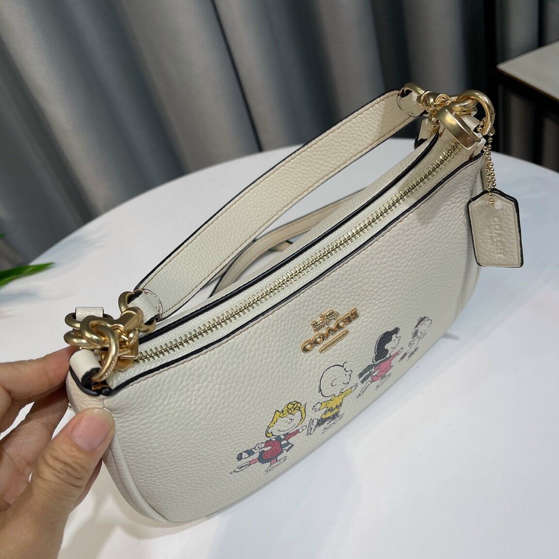Coach X Peanuts Teri Shoulder kẹp nách sang chảnh