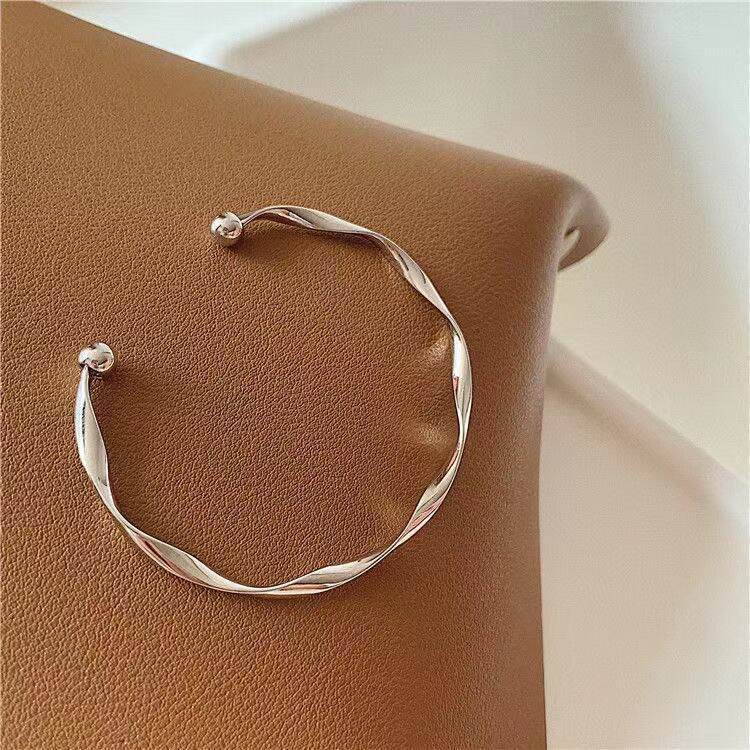 Vòng tay xoắn dạng hở