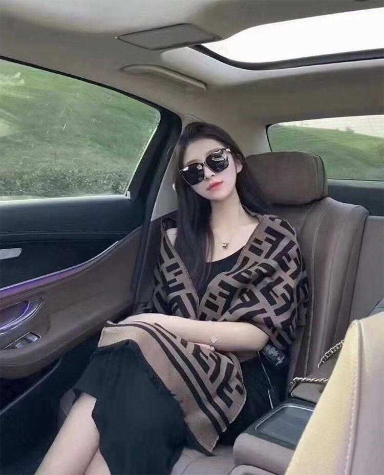 Khăn dạ Fendi