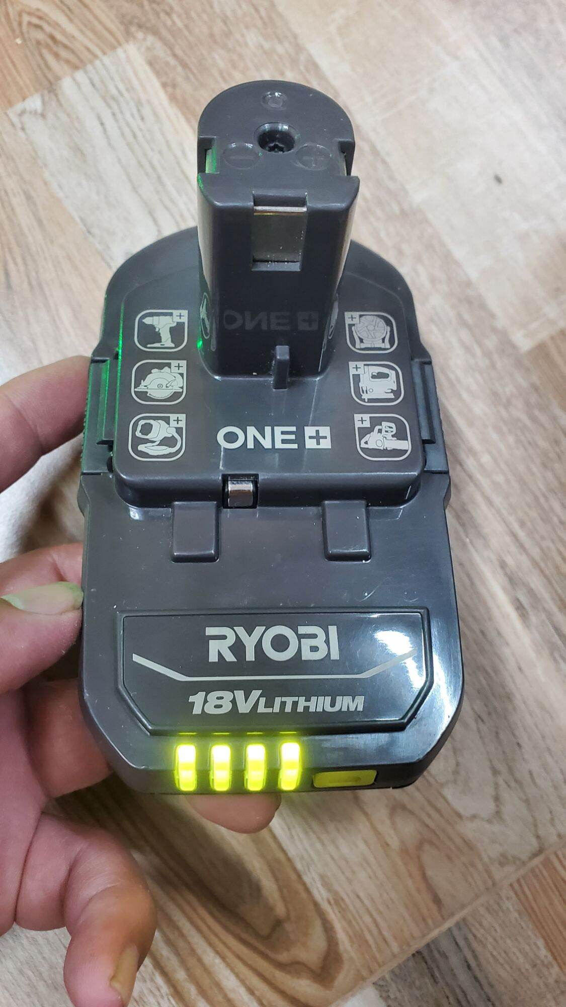 Pin ryobi 18v 1.5ah ( hàng bãi mỹ ngoại hình đẹp keng như mới chưa sài)