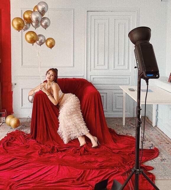 Vải nhung đỏ tươi tuyết dày, hàng dày đẹp không bóng tuyết.