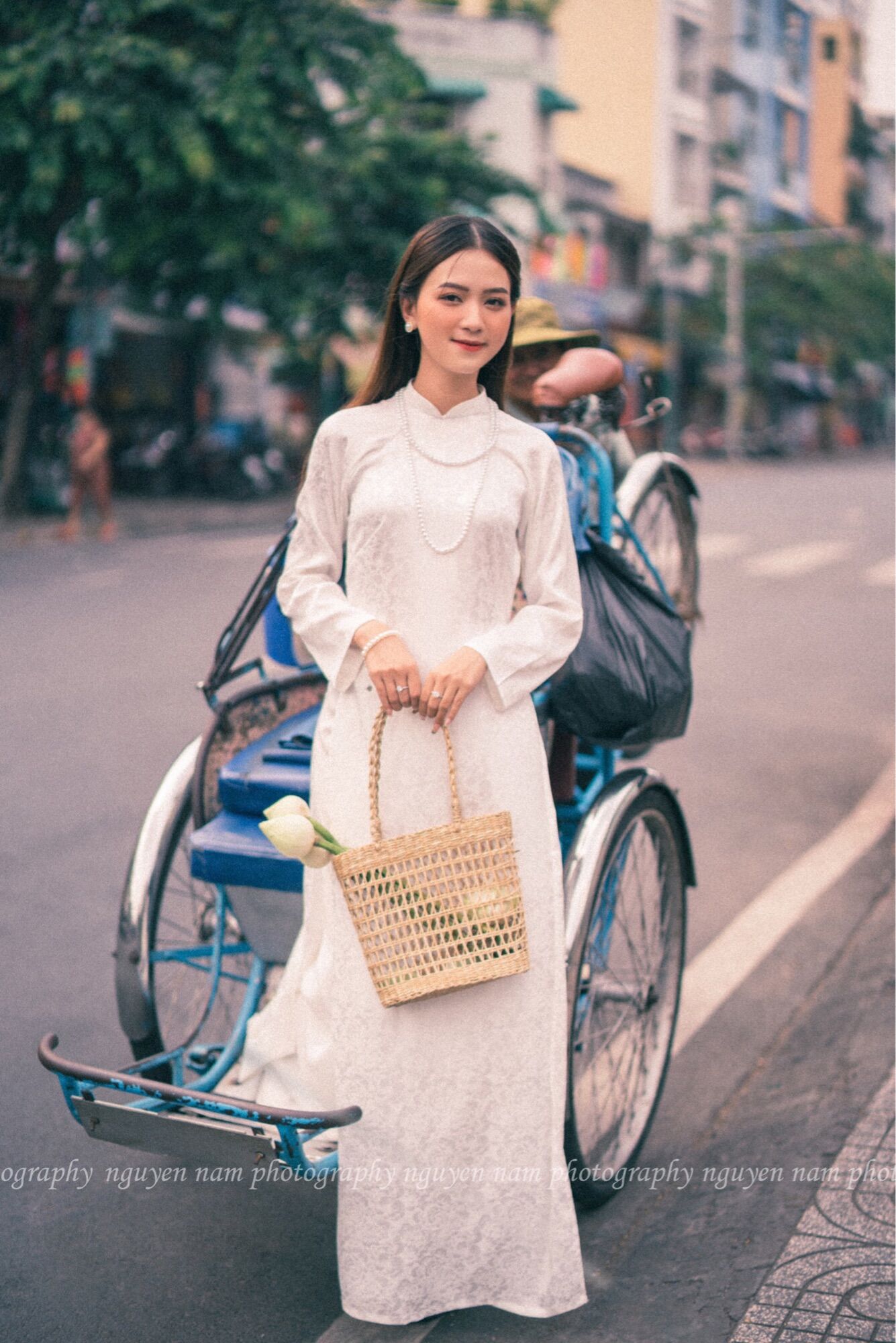 Bộ áo dài gấm lụa trắng dáng suông kèm quần phi lụa