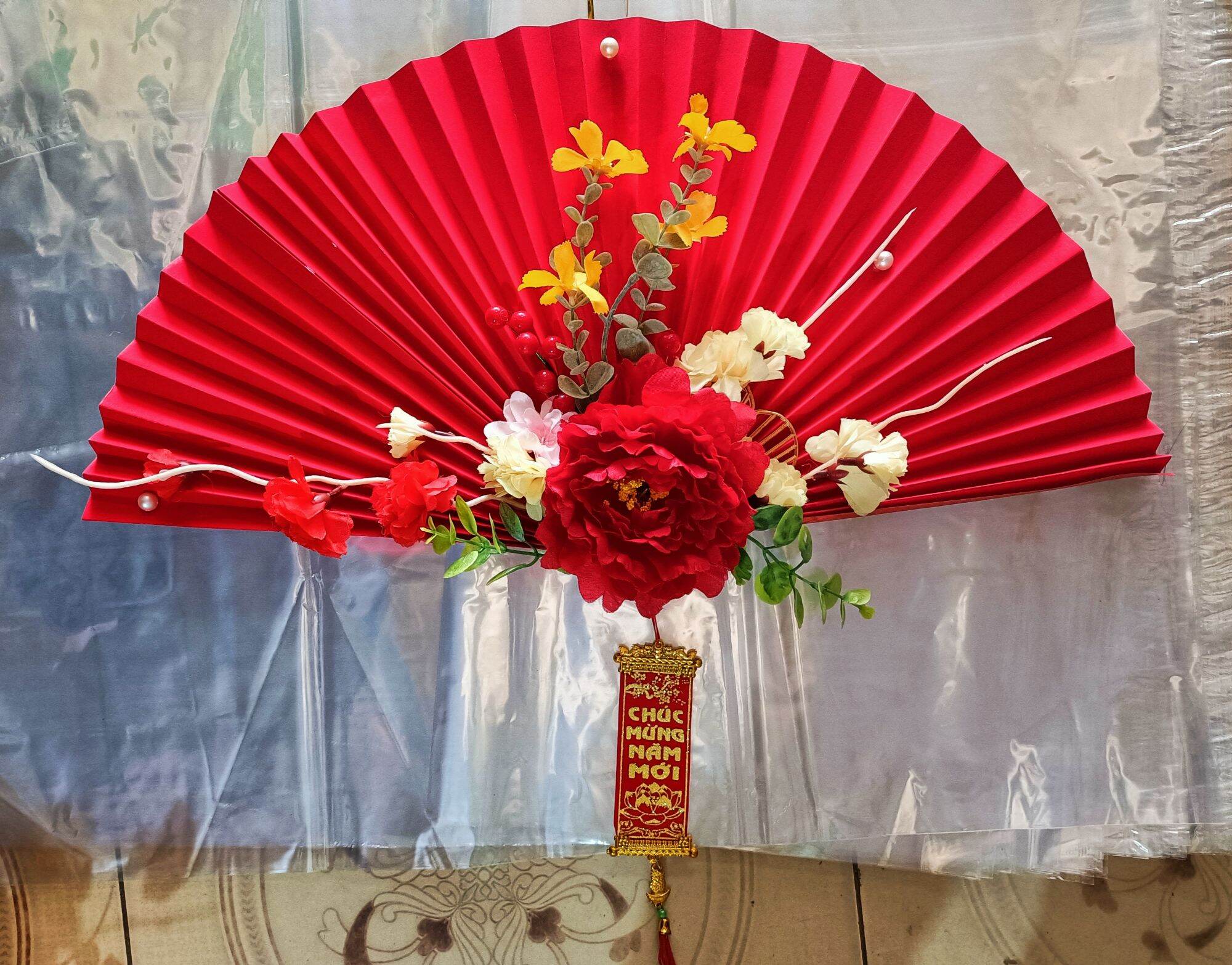 Quạt giấy nhung đỏ trang trí tường