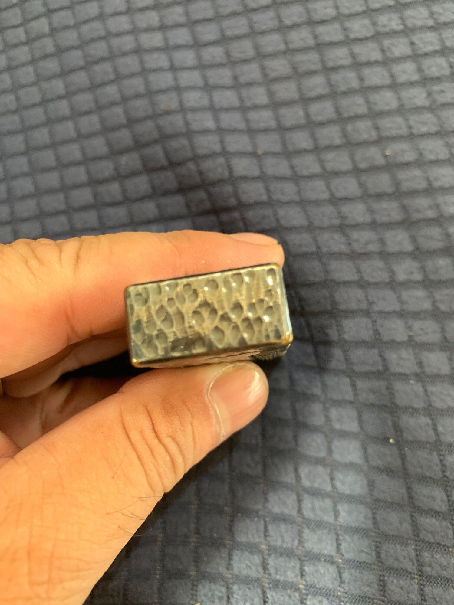 Bật lửa Dunhill bọc bạc vân gõ búa.