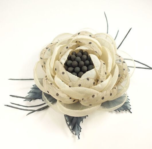 Hoa cài áo handmade bông hồng chấm bi