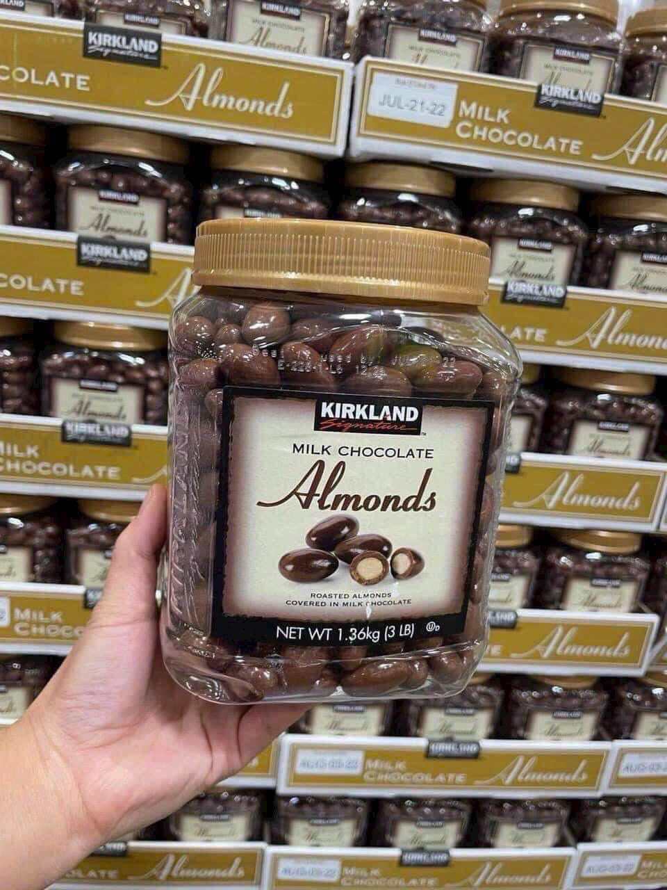 Socola bọc hạnh nhân Kirkland Milk Chocolate Almonds 1.36kg