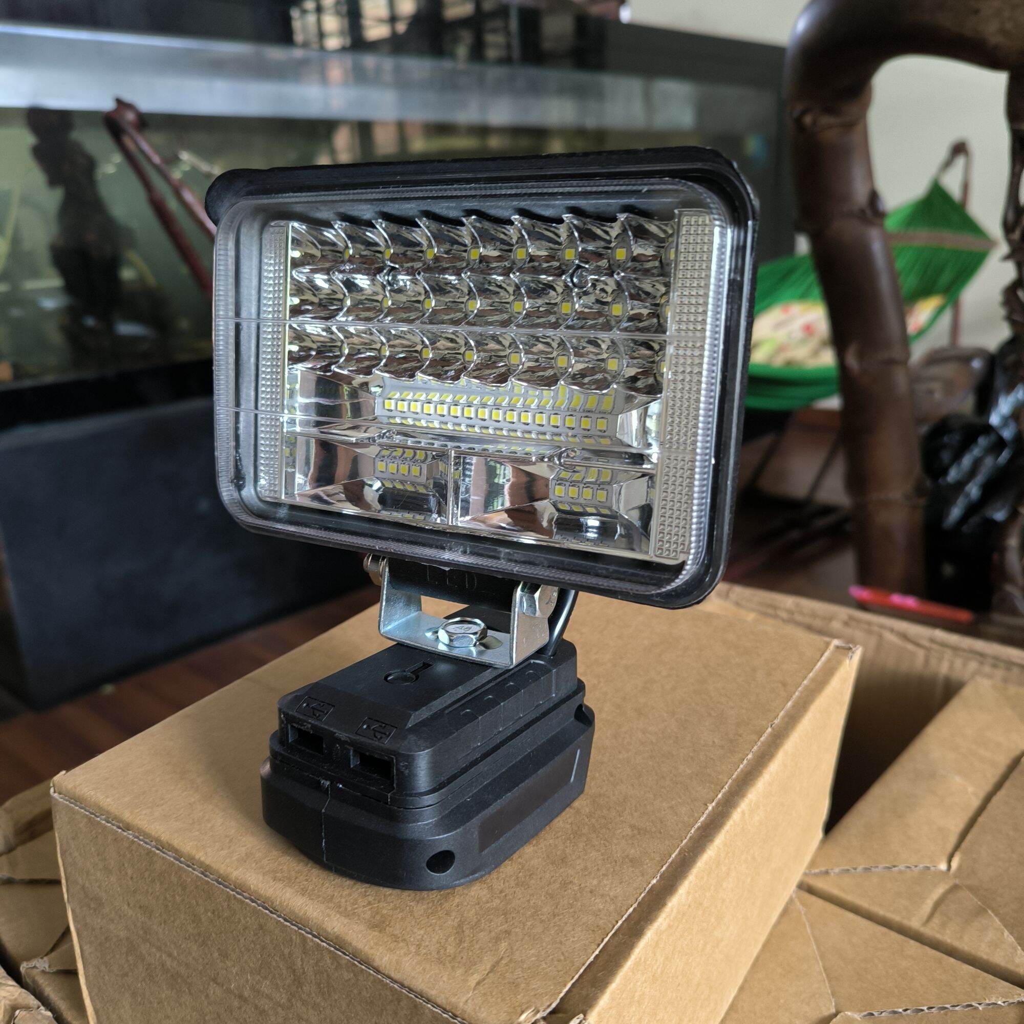 Đèn Led Pha  Dùng Pin Phổ thông 4cm:  21v