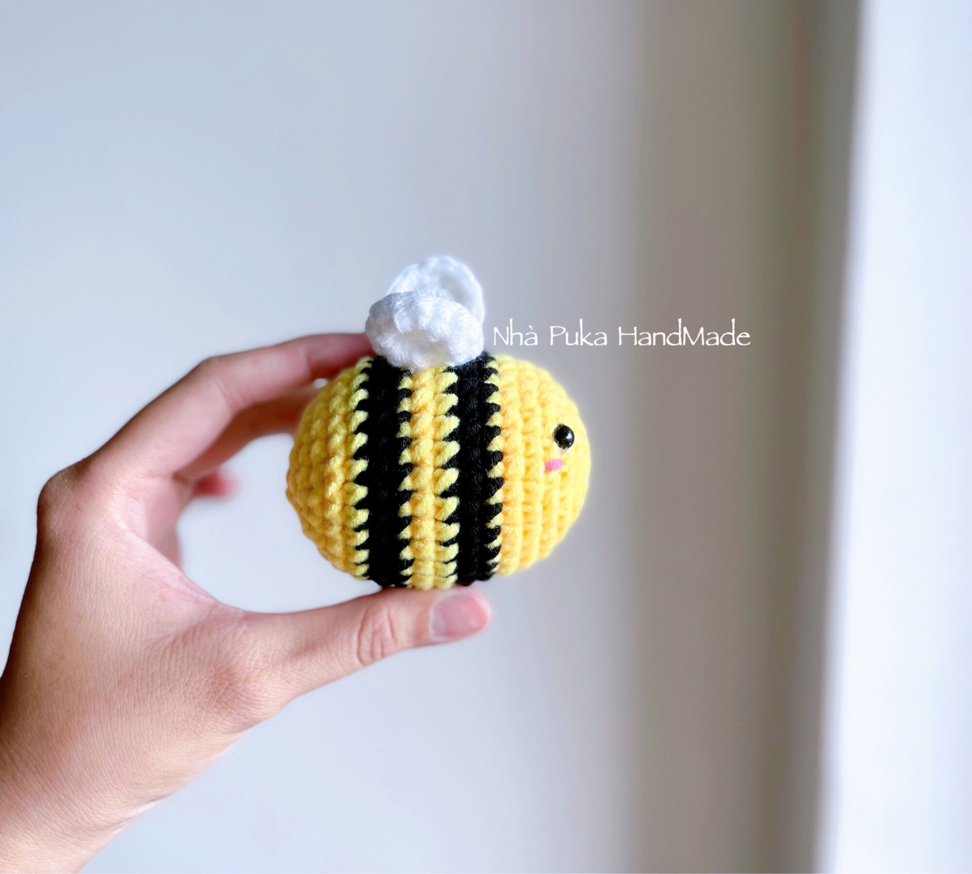 Móc khoá con ong bằng len handmade có sẵn