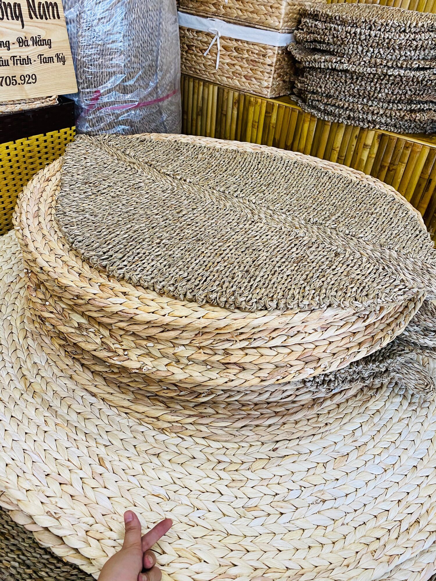 Thảm lá đan bằng cói siêu xinh