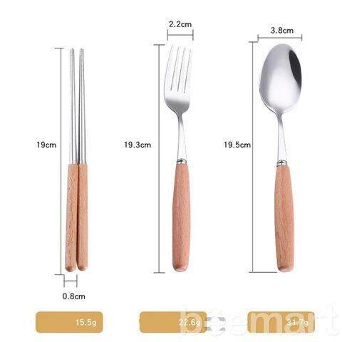 BỘ SẢN PHẨM THÌA, ĐŨA, DĨA CÁN GỖ KÈM HỘP ĐỰNG LÚA MẠCH