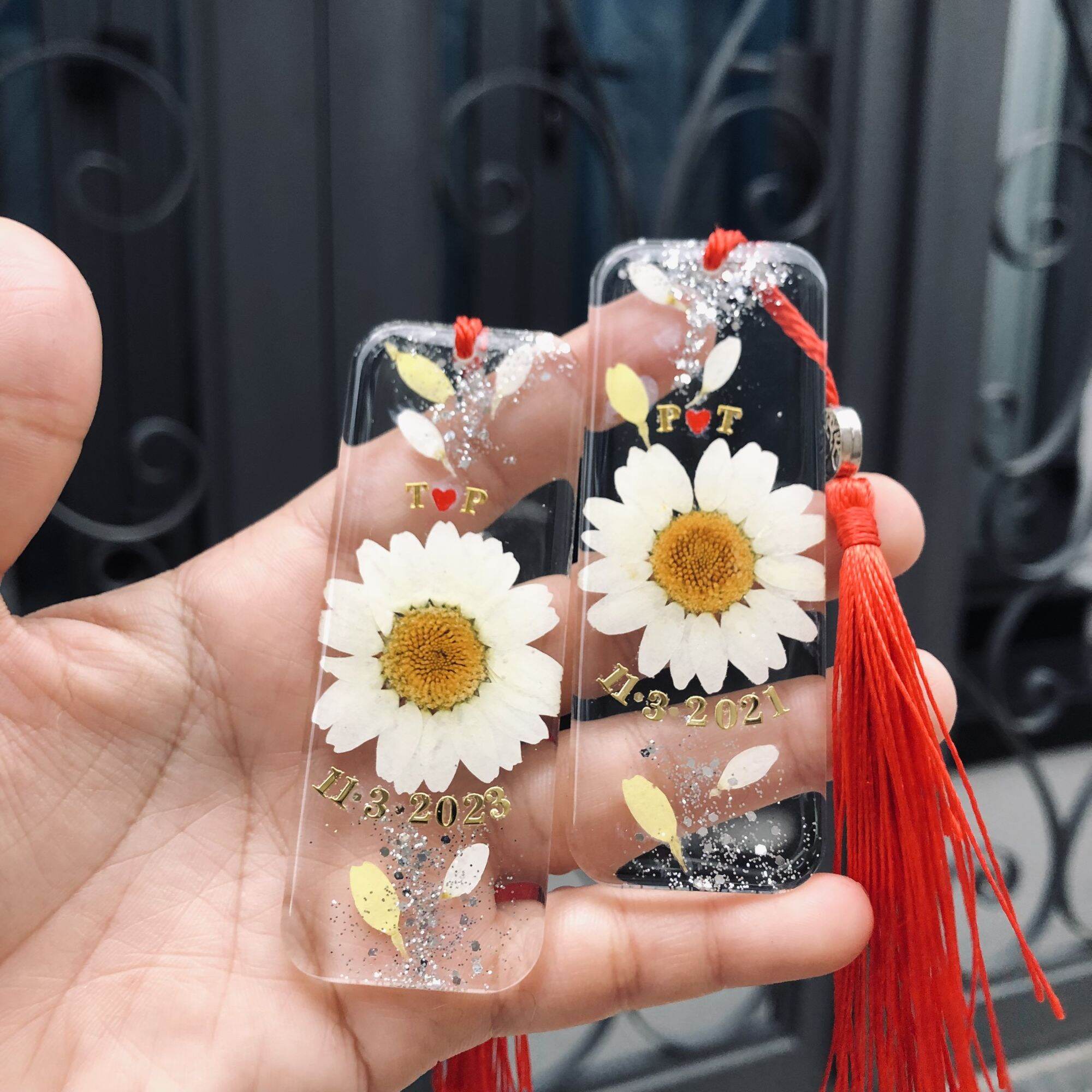 Thẻ đánh dấu sách hoa thật (thêm tên theo yêu cầu ) key chain handmade epoxy Resin