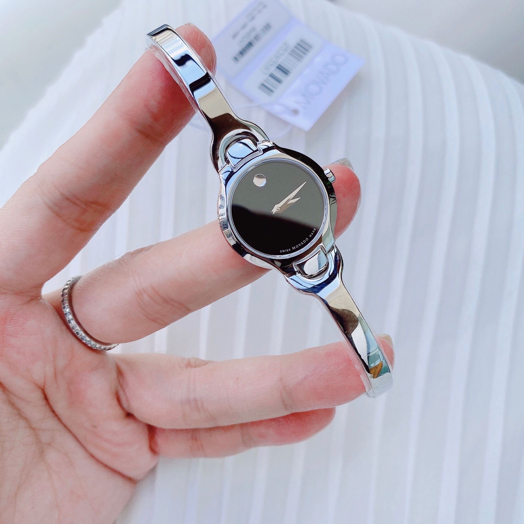 Đồng hồ nữ Movado dây thép không gỉ, size 24mm