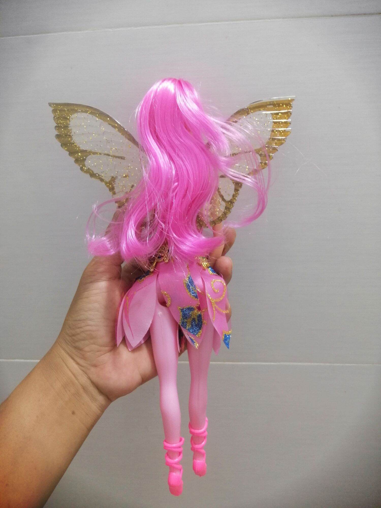 BÚP BÊ CÁNH BƯỚM TRONG VỈ