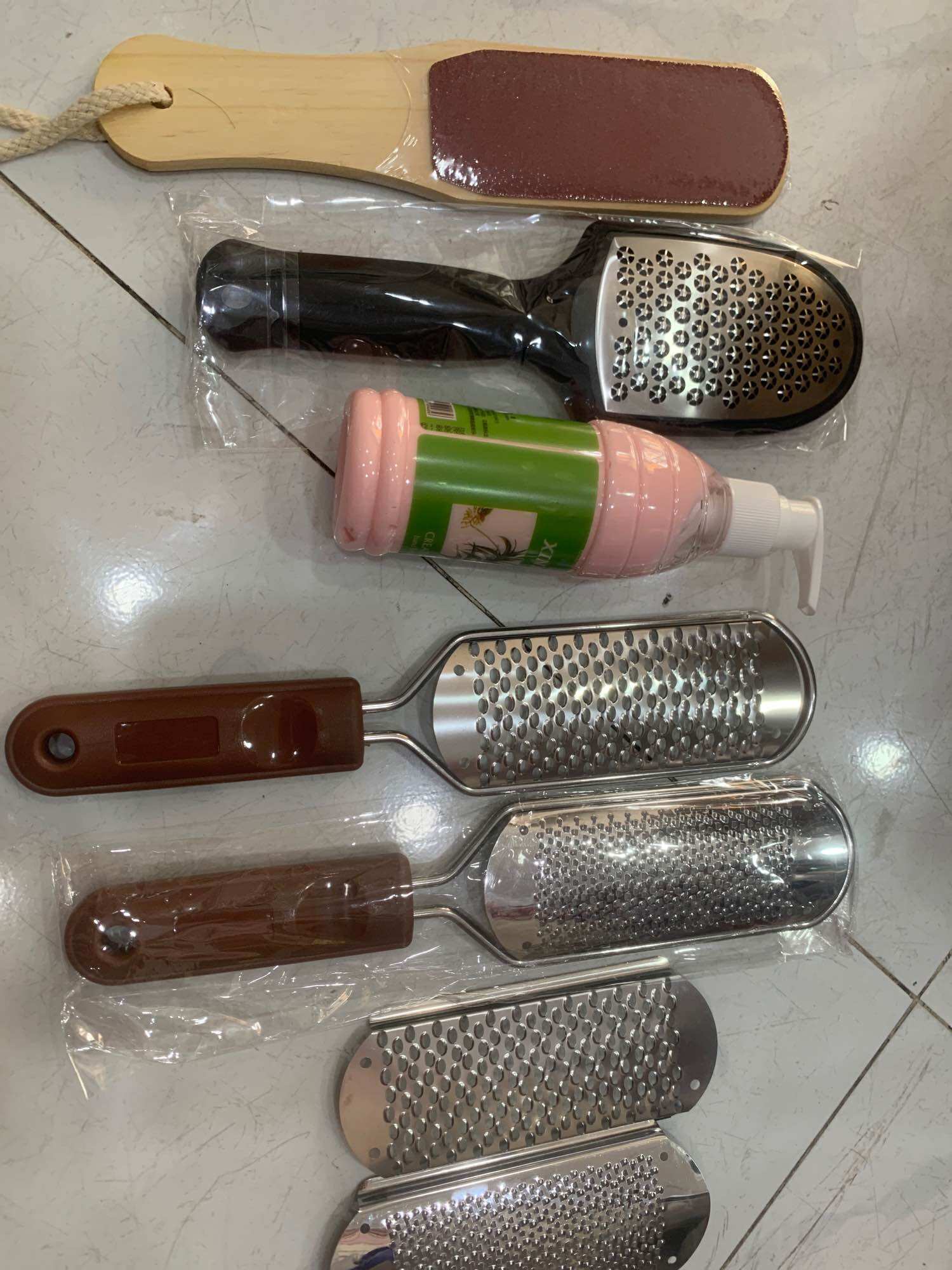 Combo dụng cụ trà gót chân + trà gót- mài gót- kem mền da  chân (giao màu ngẫu nhiên)