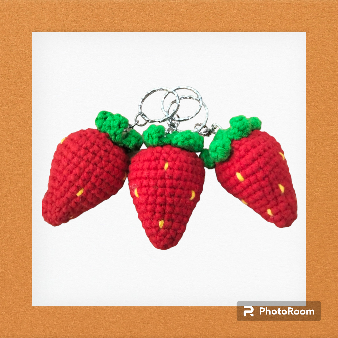 Móc khoá trái dâu 🍓 bằng len handmade.