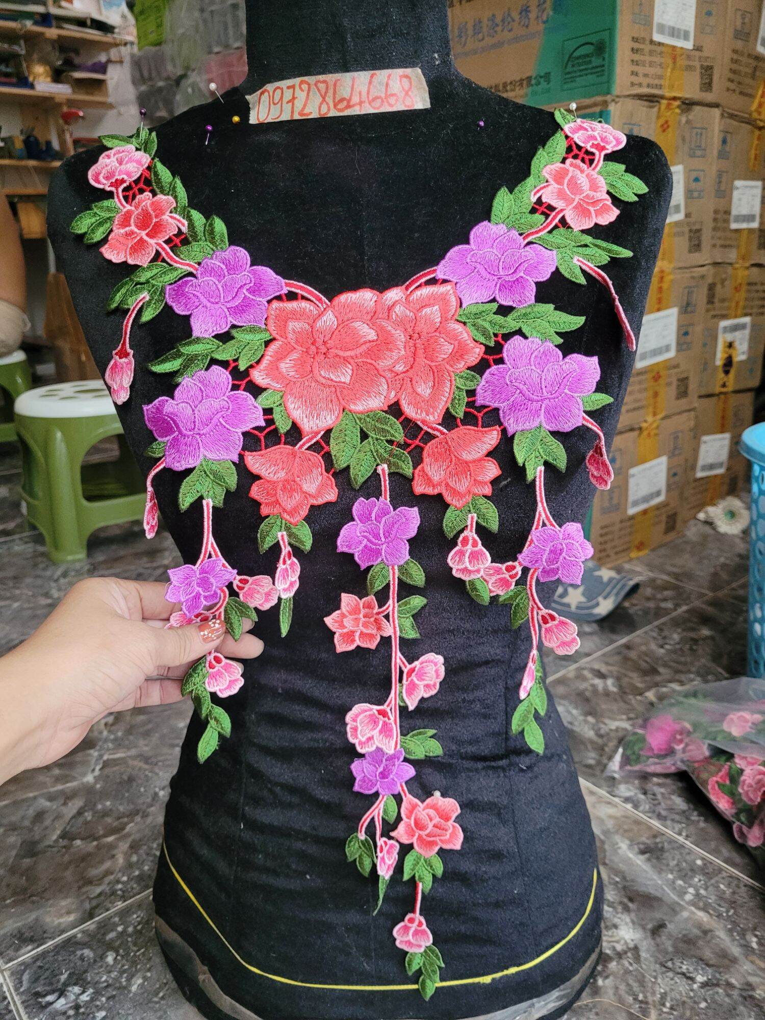 Cổ, hoa thêu 2 bên màu tím hồng BC07