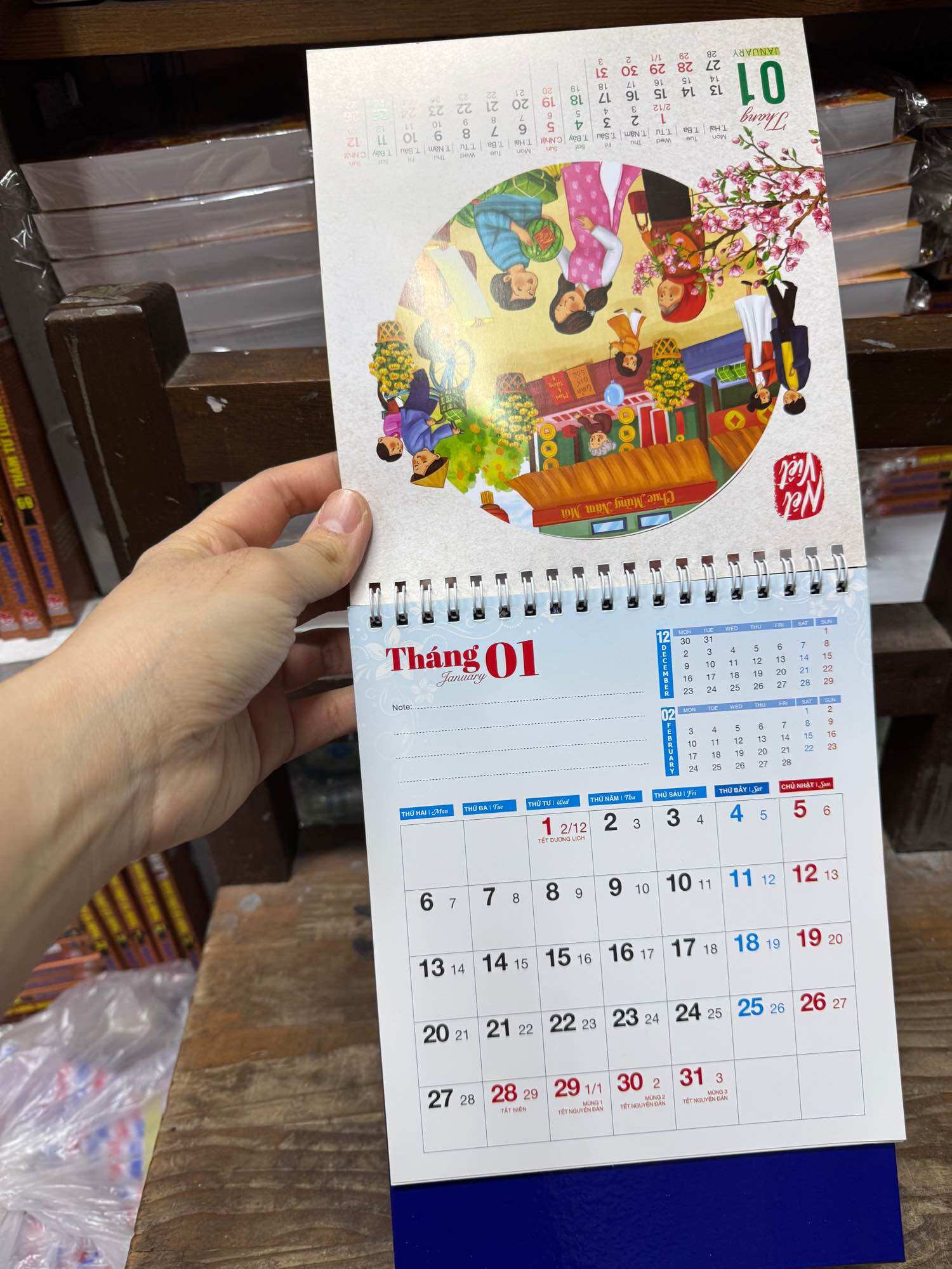 Lịch bàn 2025 chữ A đứng bất kỳ