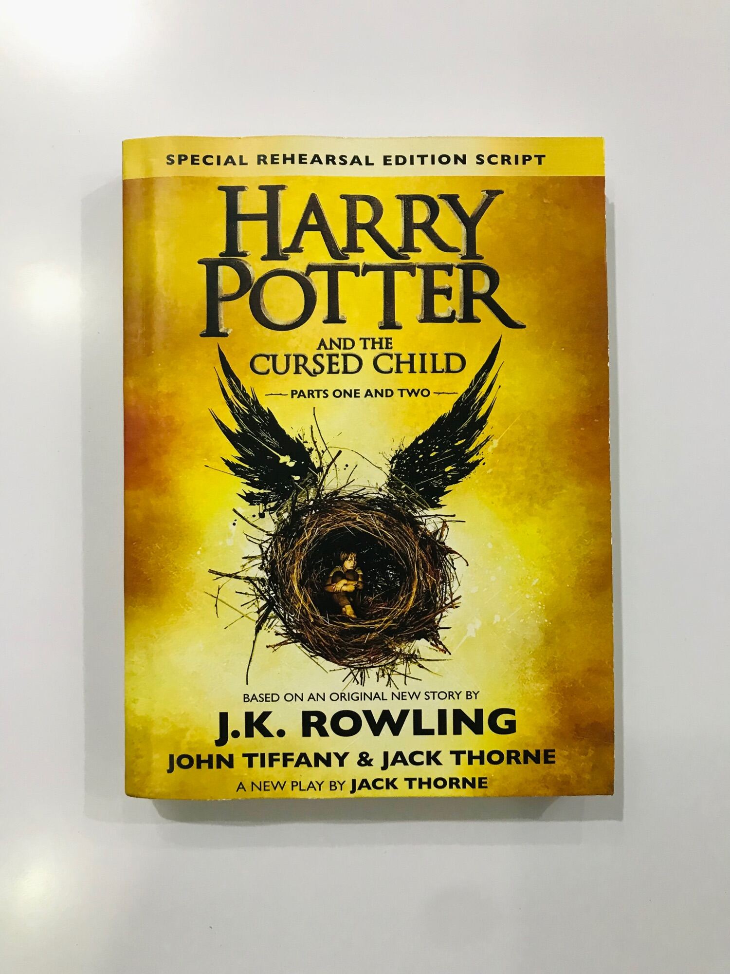 Harry Potter and the Cursed Child bản Tiếng Anh ( Harry Potter và đứa trẻ bị nguyền rủa)