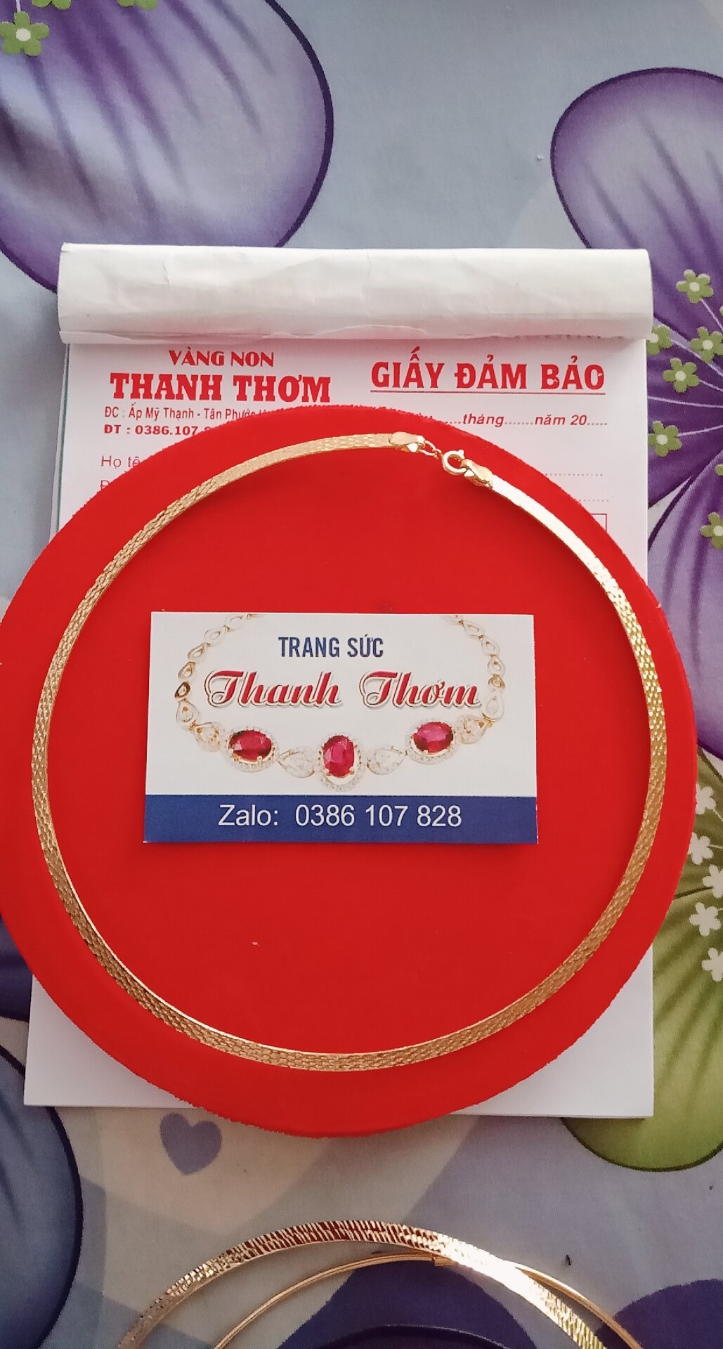kiềng cổ đeo mãi không đen