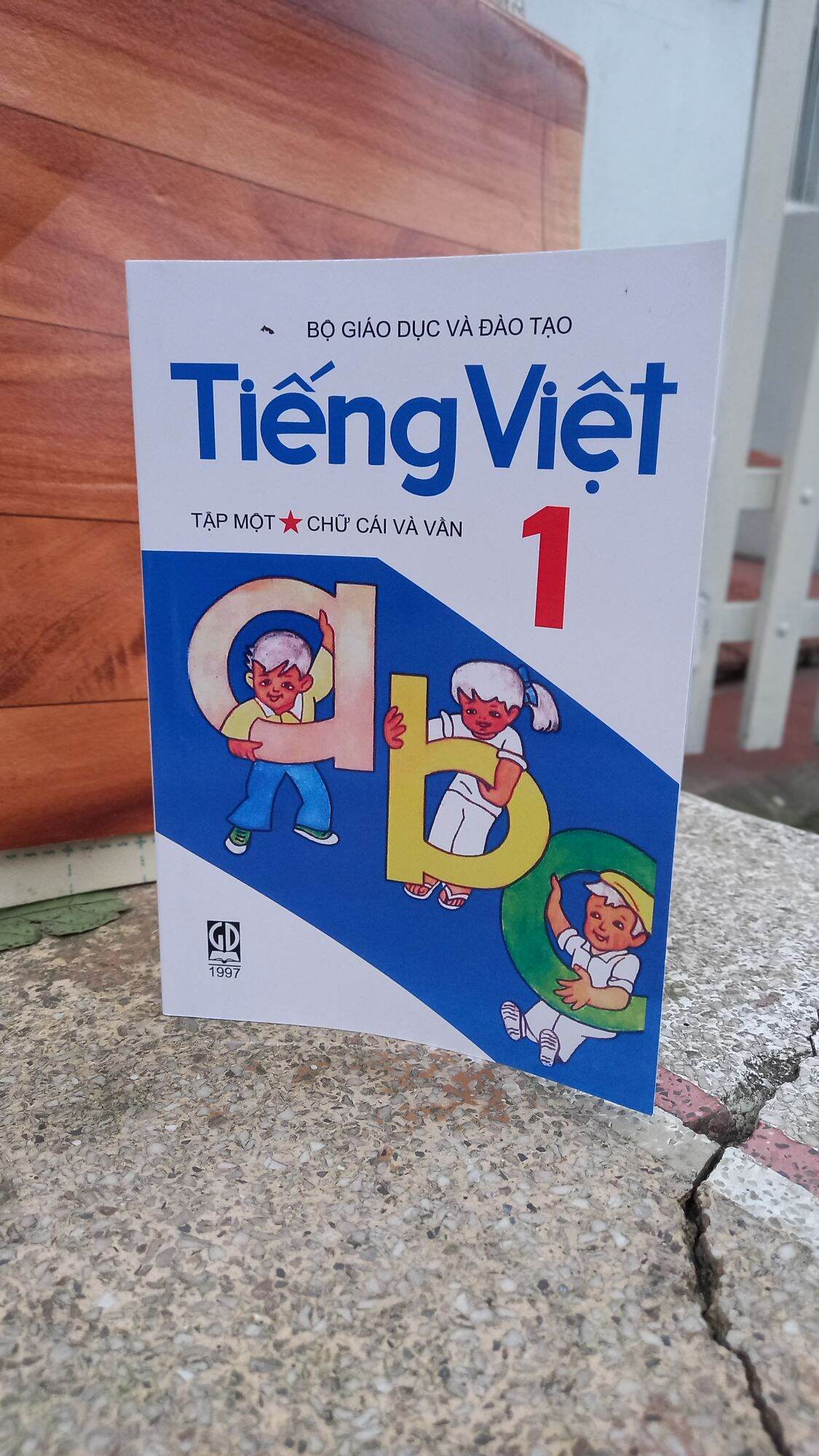 SGK Lớp 1 bản scan in màu lại. sách có nội dung cũ cho thế hệ 8x 9x